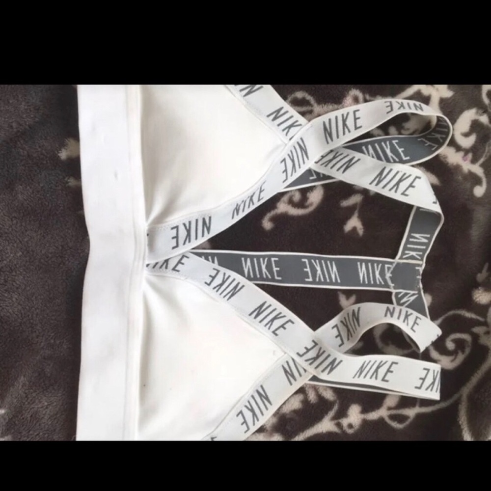 white nike sports bra